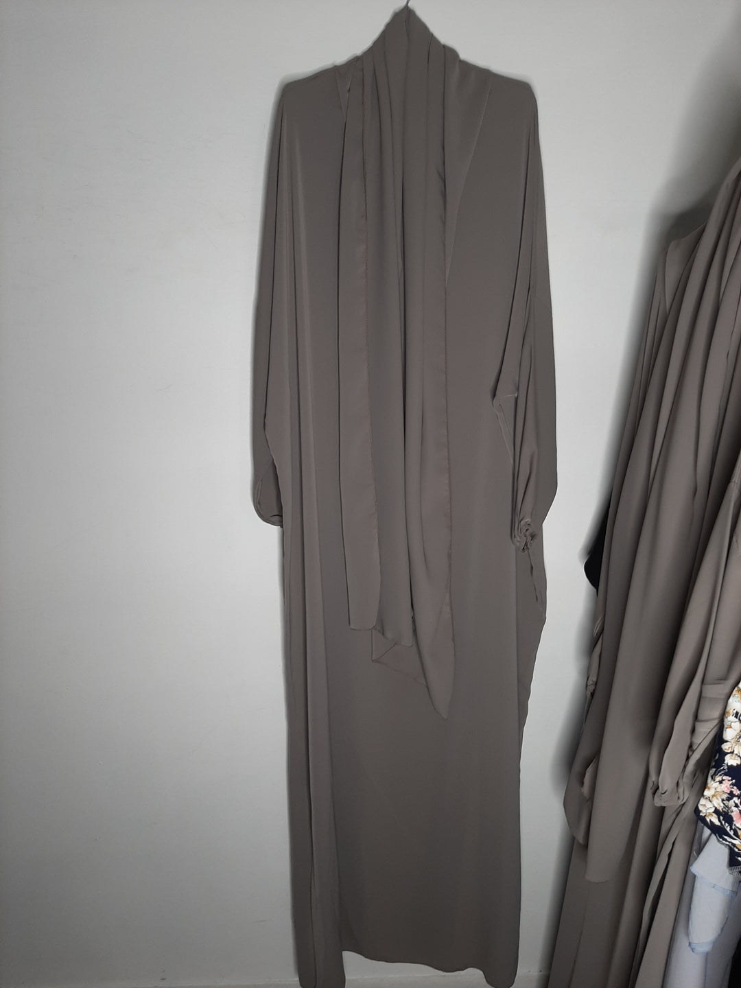 Abaya longue avec voile integré